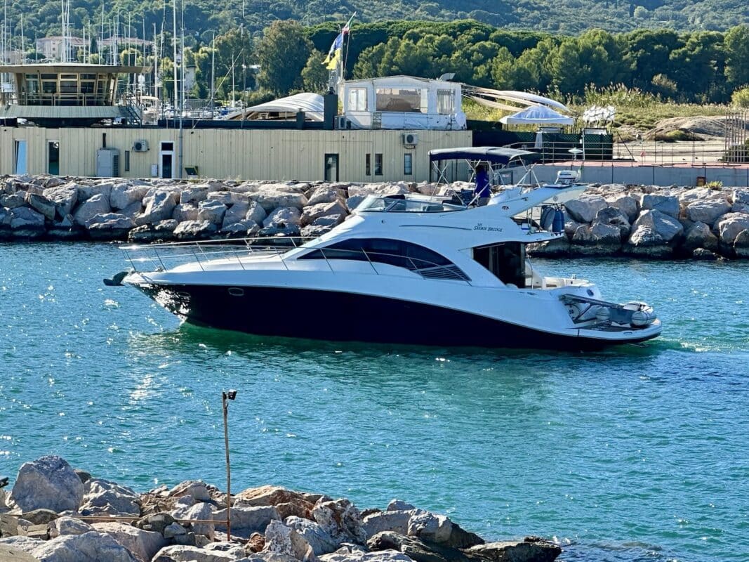 SeaRay-505-Sedan-Bridge